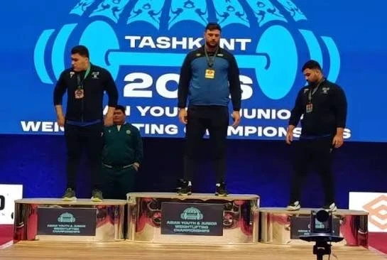الرباع السوري علي محمد الحائز على الميدالية الذهبية لرفع الأثقال في بطولة آسيا للشباب