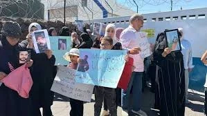 وقفة احتجاجية لسوريين مطالبين دولة الاحتلال عن ابنائهم