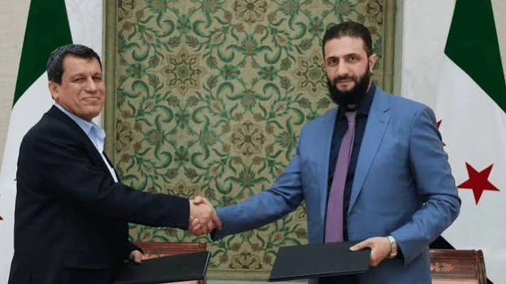 صورة ارشيفية لتوقيع الاتفاق بين مظلوم عبدي واحمد الشرع