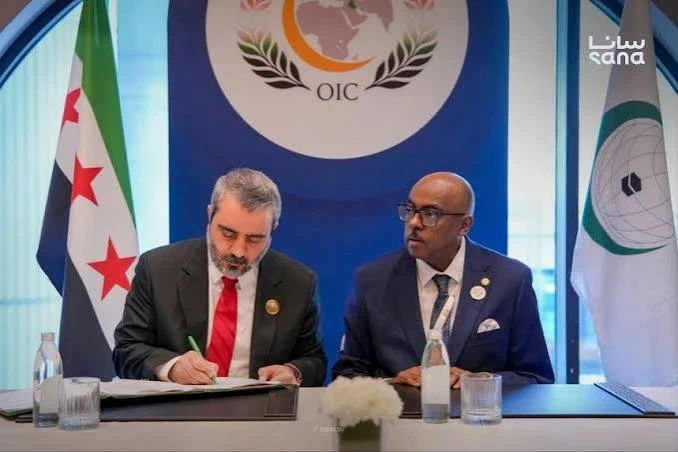 وزير الخارجية والمغتربين أسعد حسن الشيباني، مع الأمين العام ‏المساعد للشؤون الإنسانية والثقافية والاجتماعية في الأمانة العامة لمنظمة التعاون ‏الإسلامي، الدكتور طارق علي