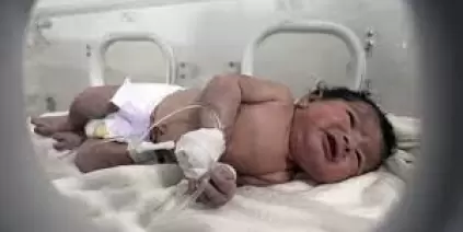 ولادة رضيعة تحت الركام بعد مقتل والدتها في زلزال سوريا