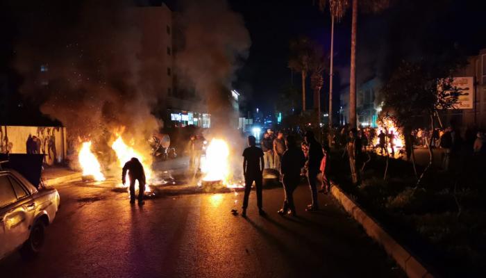 محتجون لبنانيون يشعلون الإطارات لغلق الطرقات بعد انهيار العملة اللبنانية (إنترنت)