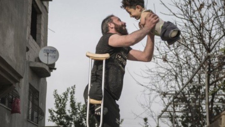 صورة أب سوري وابنه تفوز بجائزة دولية