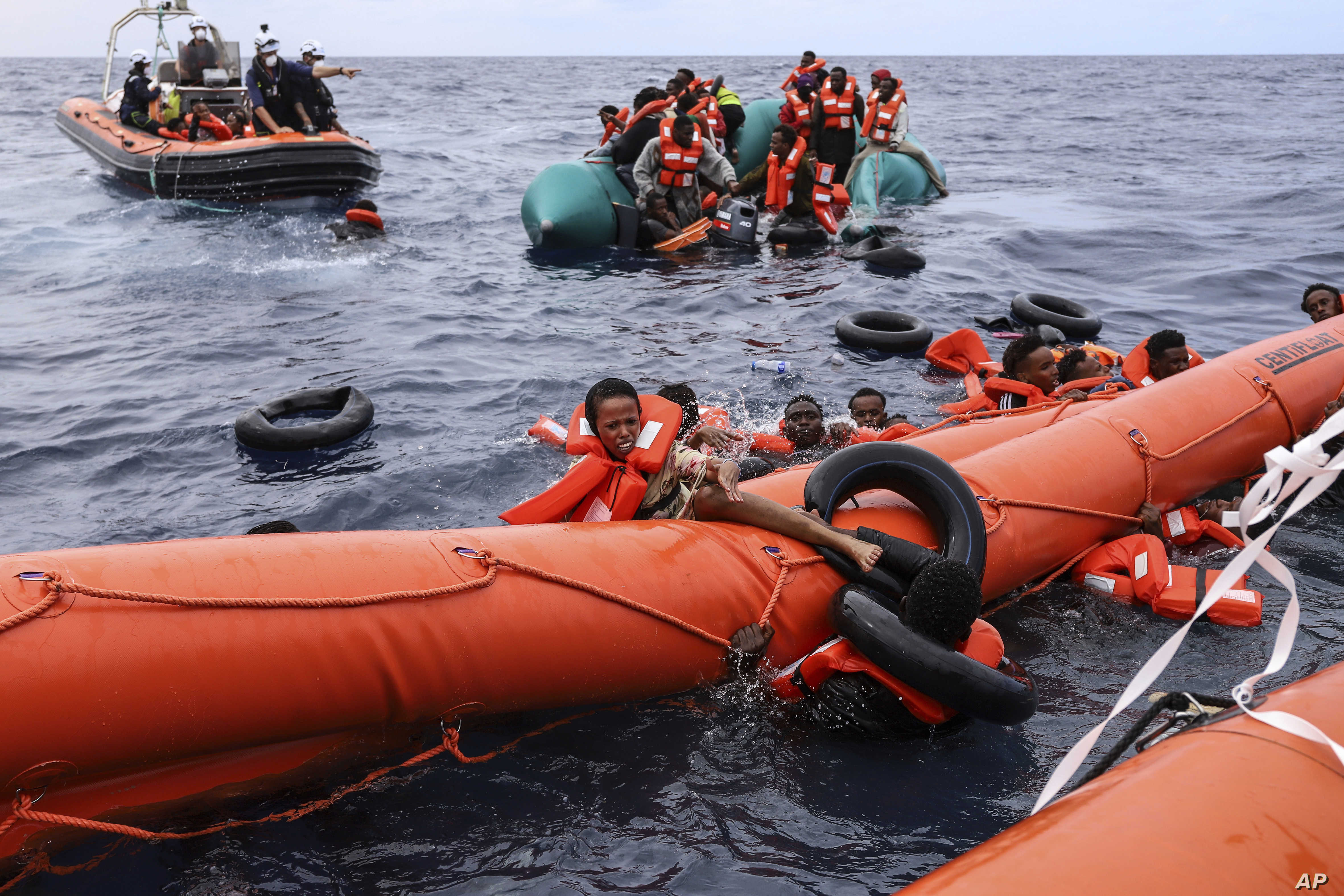 مهاجرون قرب السواحل الليبية