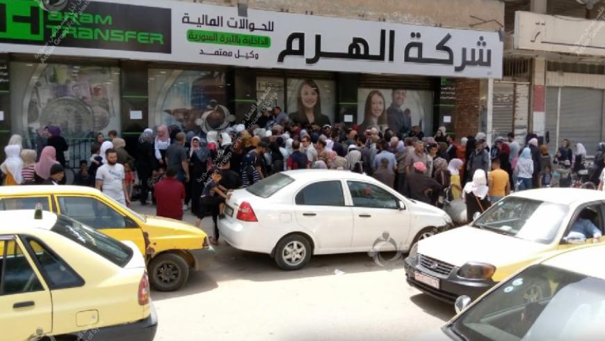 تجمعات لسوريين أمام مكتب الهرم للحوالات المالية بعد احتجاز أموالهم (انترنت)