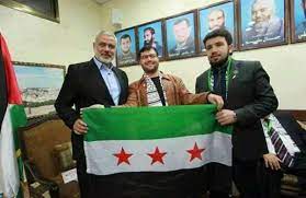 قادة حماس يرفعون علم الثورة السورية
