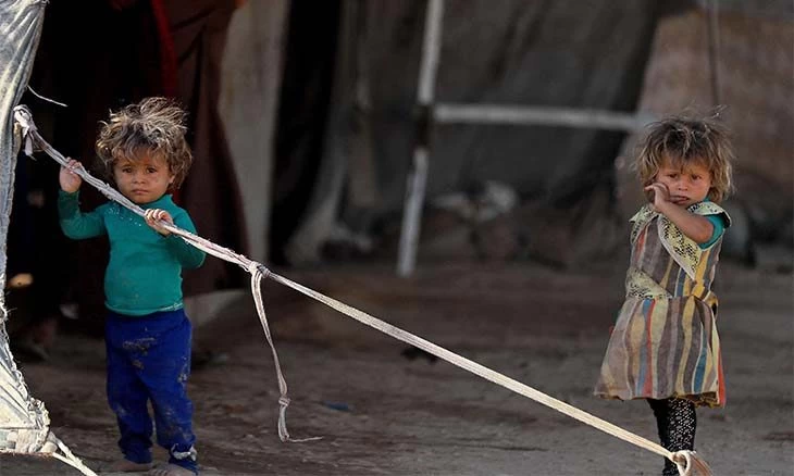 أطفال في مخيم اللجوء(القدس العربي)