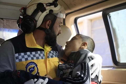 لحظة إسعاف الطفل من الدفاع المدني السوري