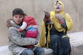 أم سورية تصرخ من معاناتها في مخيمات اللجوء
