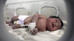 الرضيعة التي أنقذت بعد ولادتها من أم قضت تحت الأنقاض في سوريا