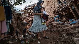 أمرآة سورية تحمل طفلها هاربة من الزلزال